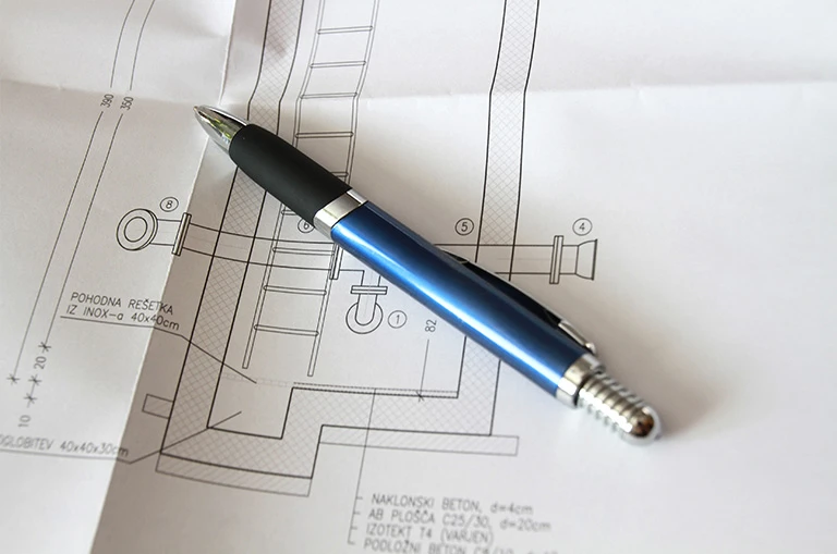 długopis leżący na rysunku technicznym